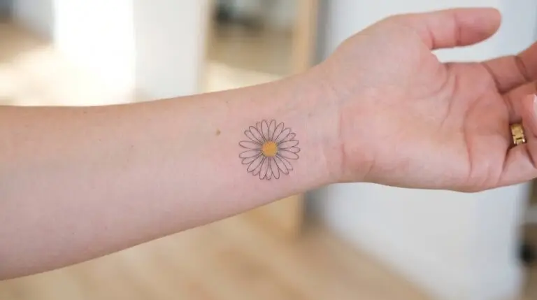 Daisy tattoo: designs, daisy chain ideas, and placement